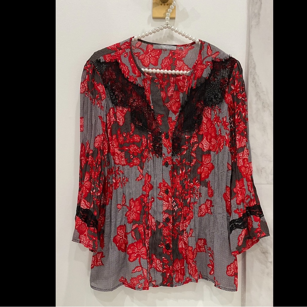 🔴NY Collection Red and Black Graphic Blouse with Bib Collar🔴